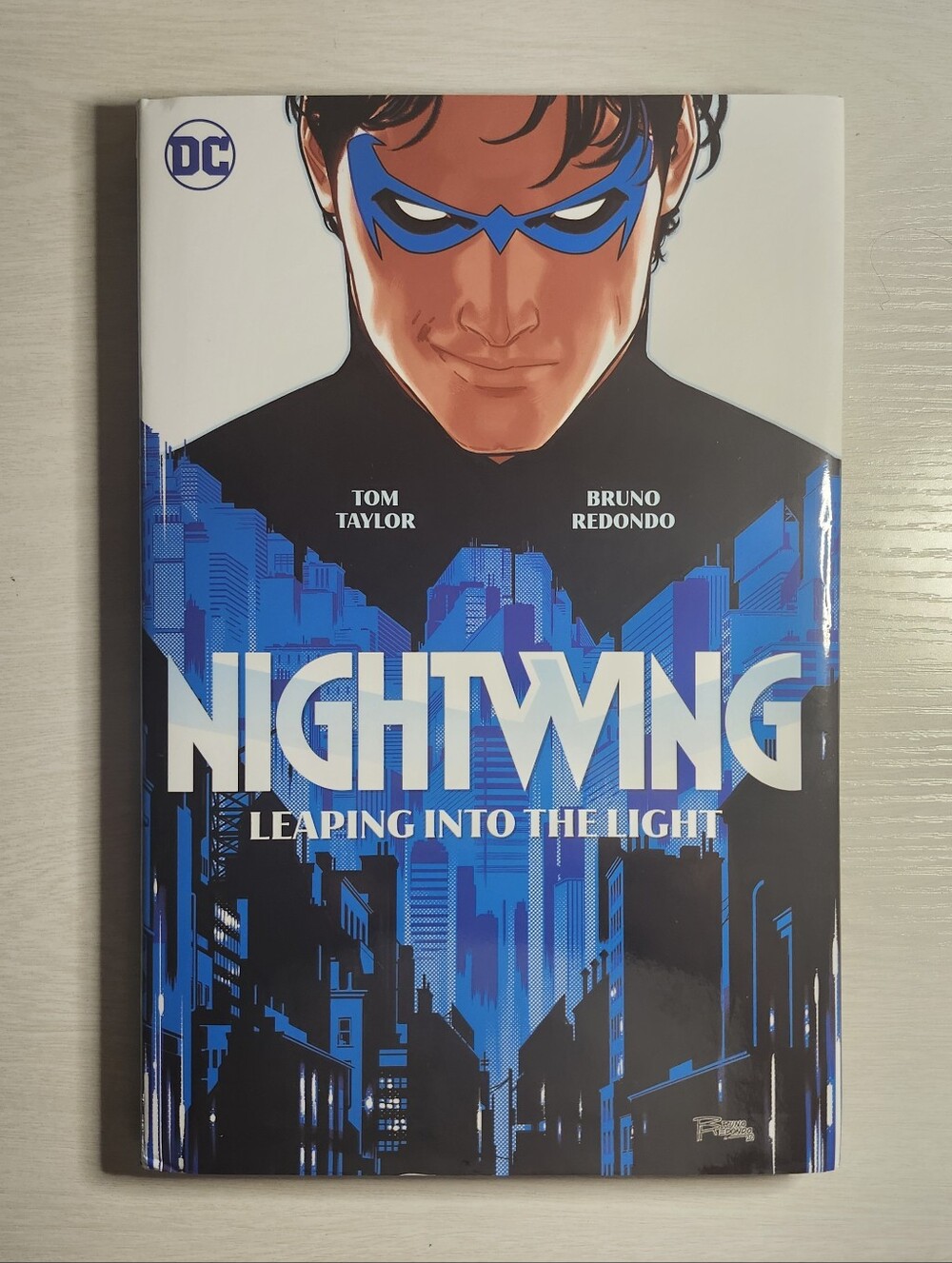 Nightwing Vol.1: Leaping into the Light (Hardcover)
